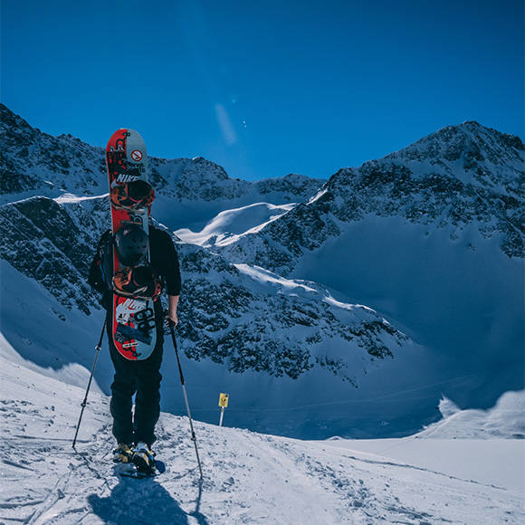 Snowboarded preparing to descend a slope to promote Full Time Cover's Sports Travel Insurance